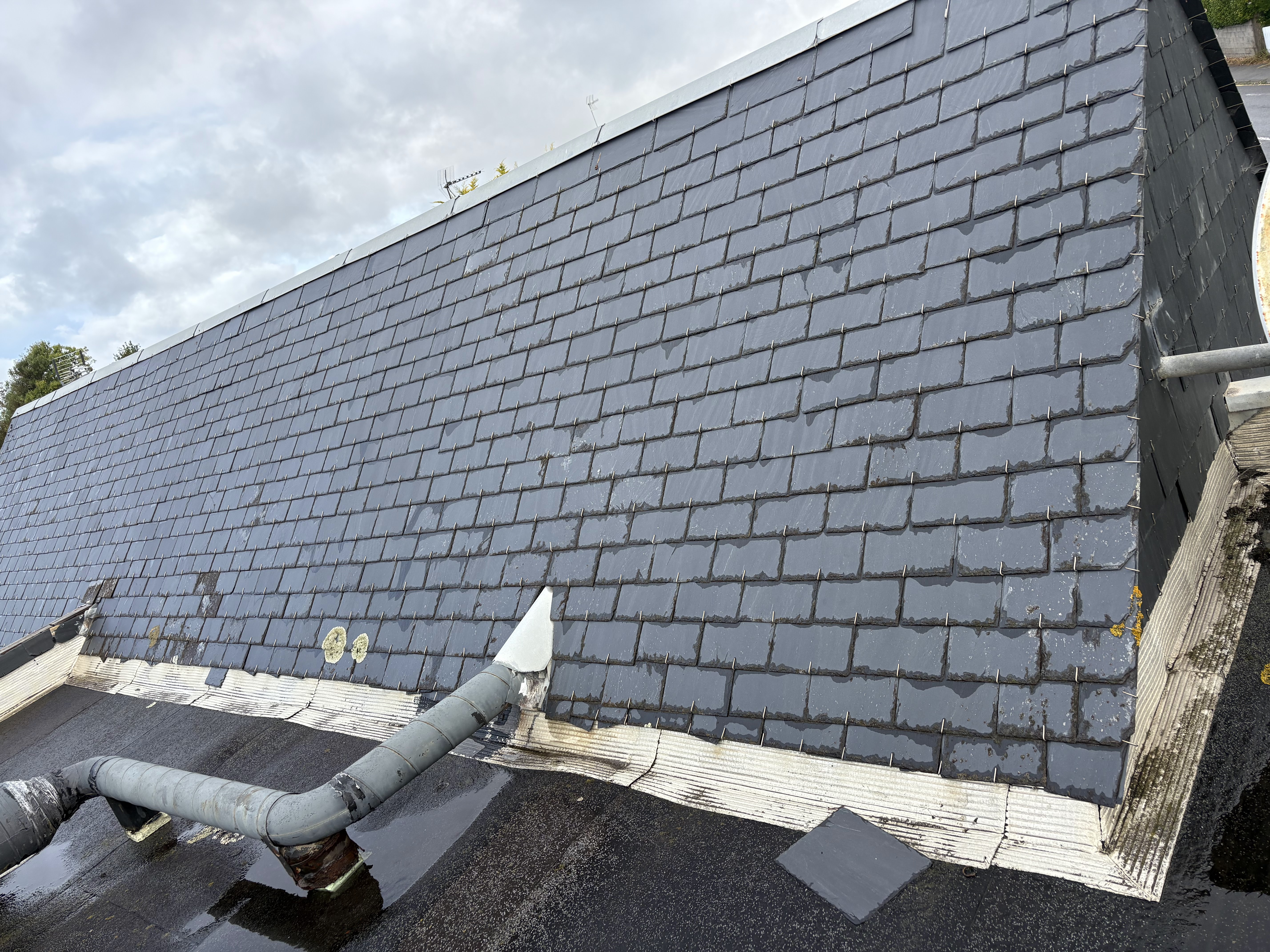 Rénovation complète de toiture ardoise naturelle à Quimper par Rénovation Lezongard
