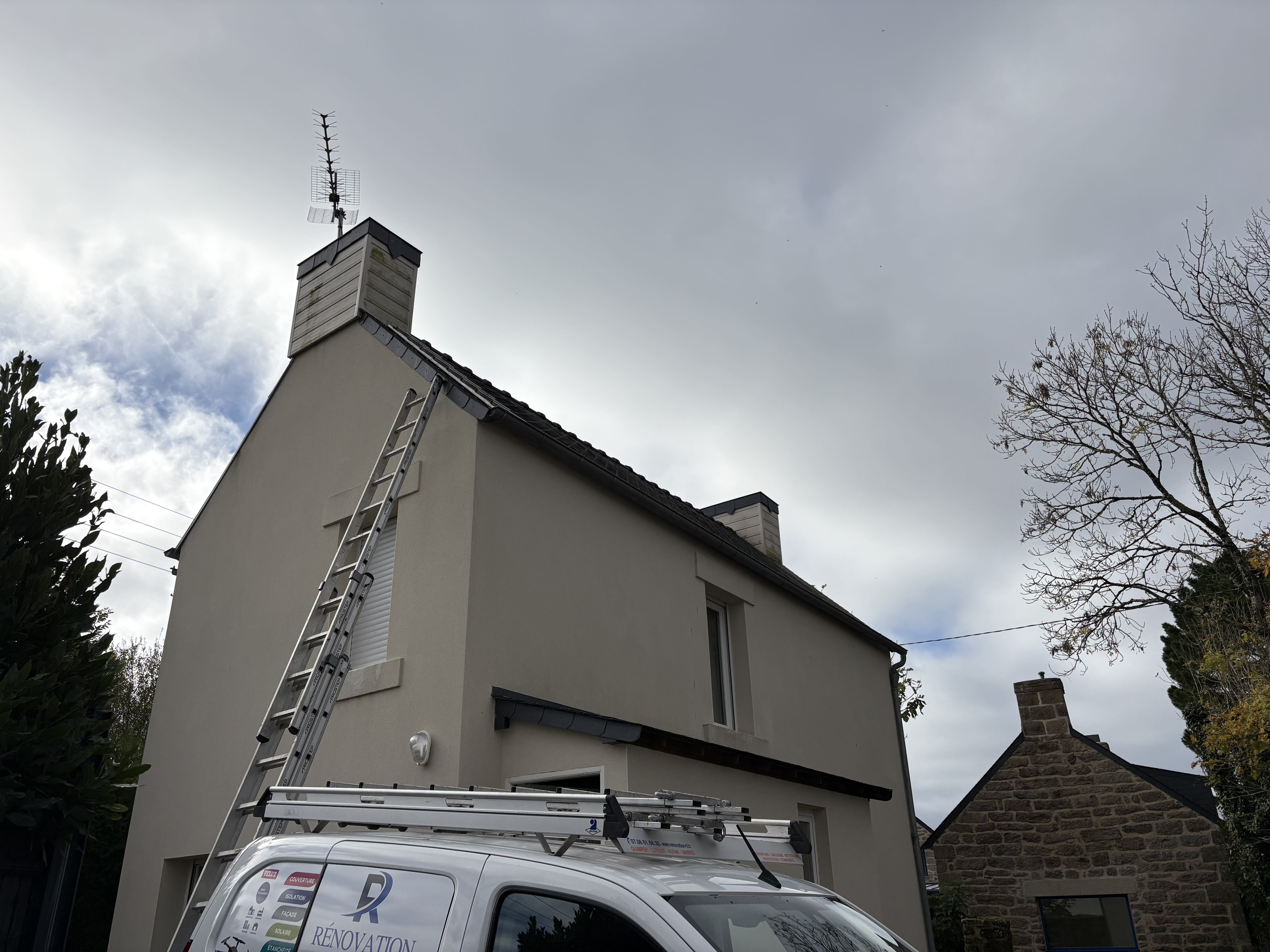 Réparation de faîtage et intervention sur cheminée par Rénovation Lezongard
