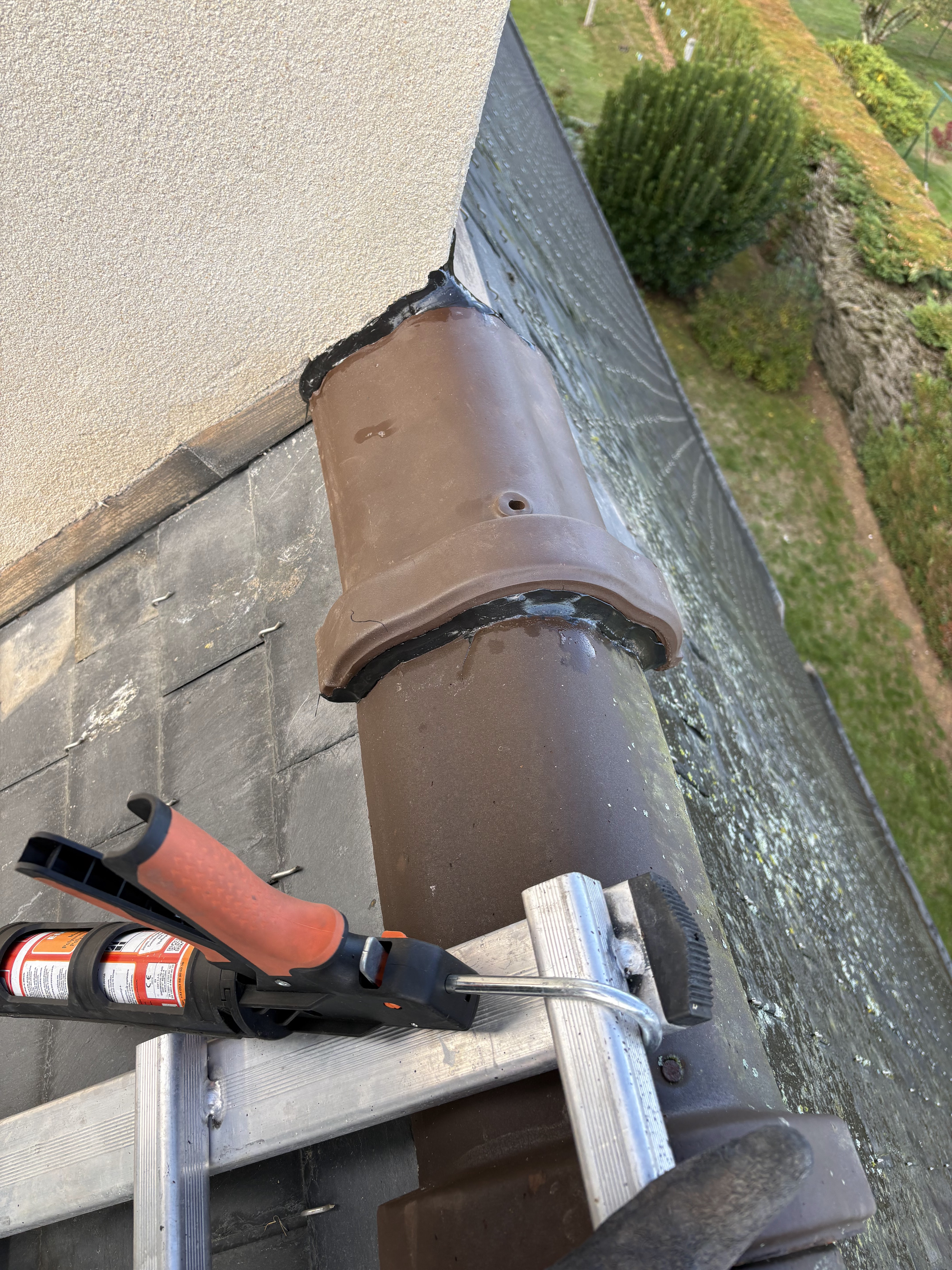 Travaux de faîtage et zinguerie en cours sur toiture bretonne